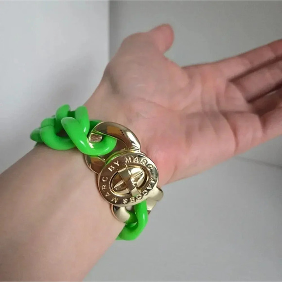 MARC BY MARC JACOBS Acrylic Turnlock Curb sz S - Picture 7 of 7